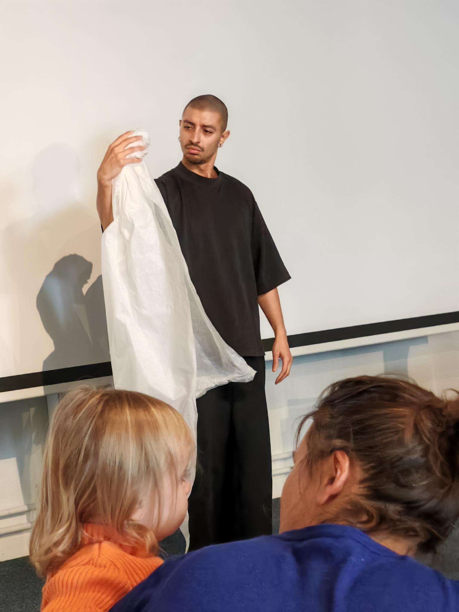 danseur avec marionnette de papier